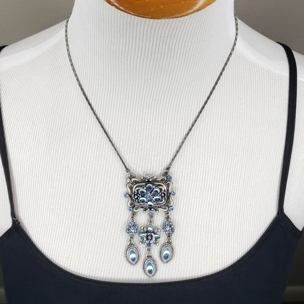Beautiful Vintage Style Blue Floral Necklace
